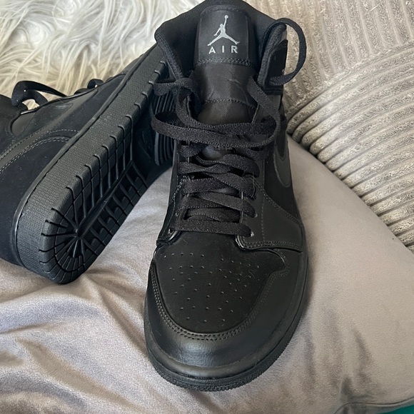 Nike Air Jordan 1 TRIPLE BLACK Mid-SZ 10.5 Men $88.00 New, without box. - Picture 2 of 6